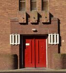 De forse ingangspartij van de kerk, met de kenmerkende rode deuren.
<br/>
Richard Keijzer, 2015-04-20